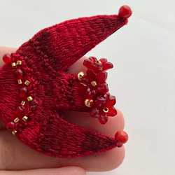 真紅のいろを纏う鳥の刺繍ブローチ "Red flower bird brooch" 5枚目の画像