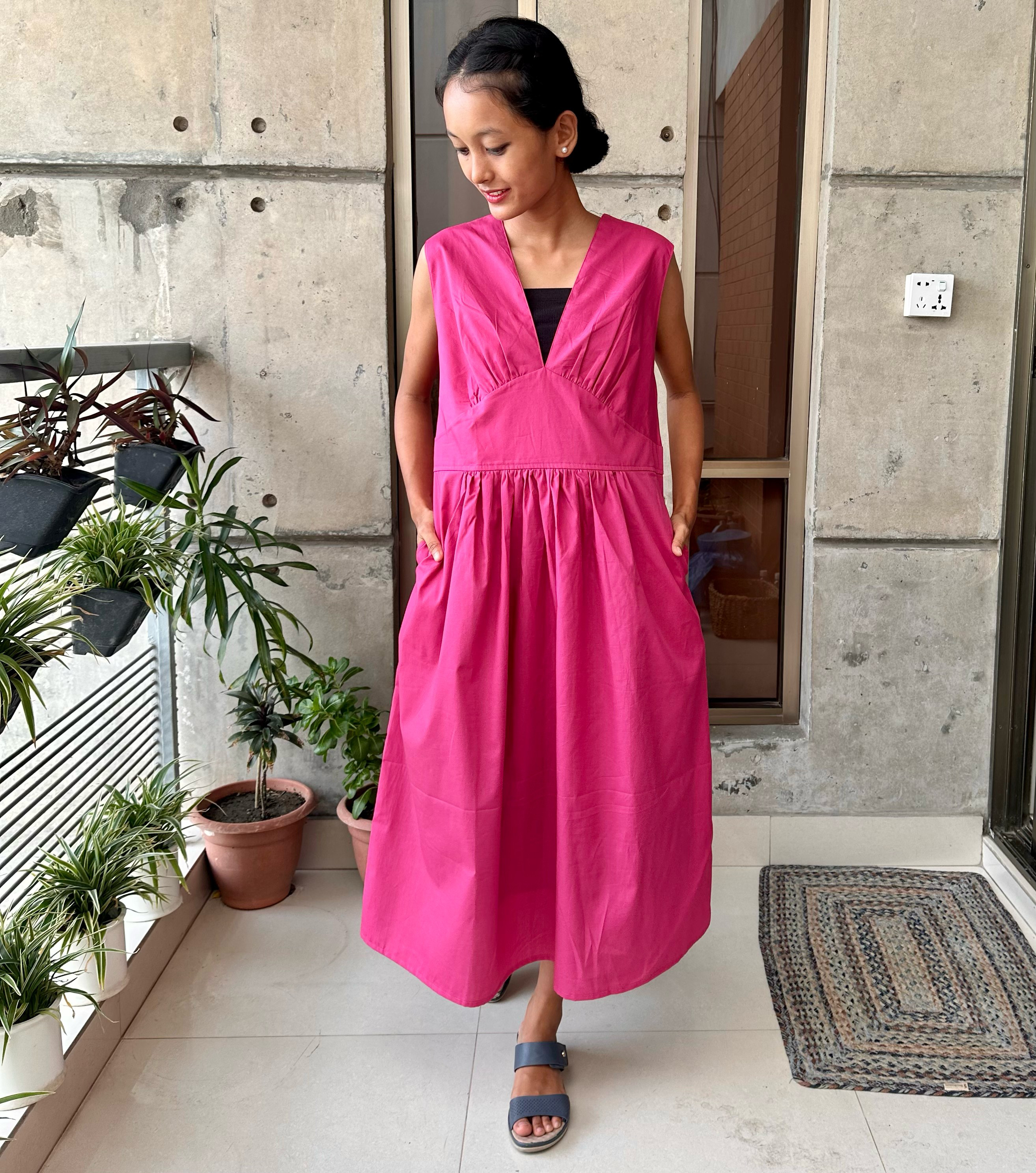 コットン細見えVネックワンピース