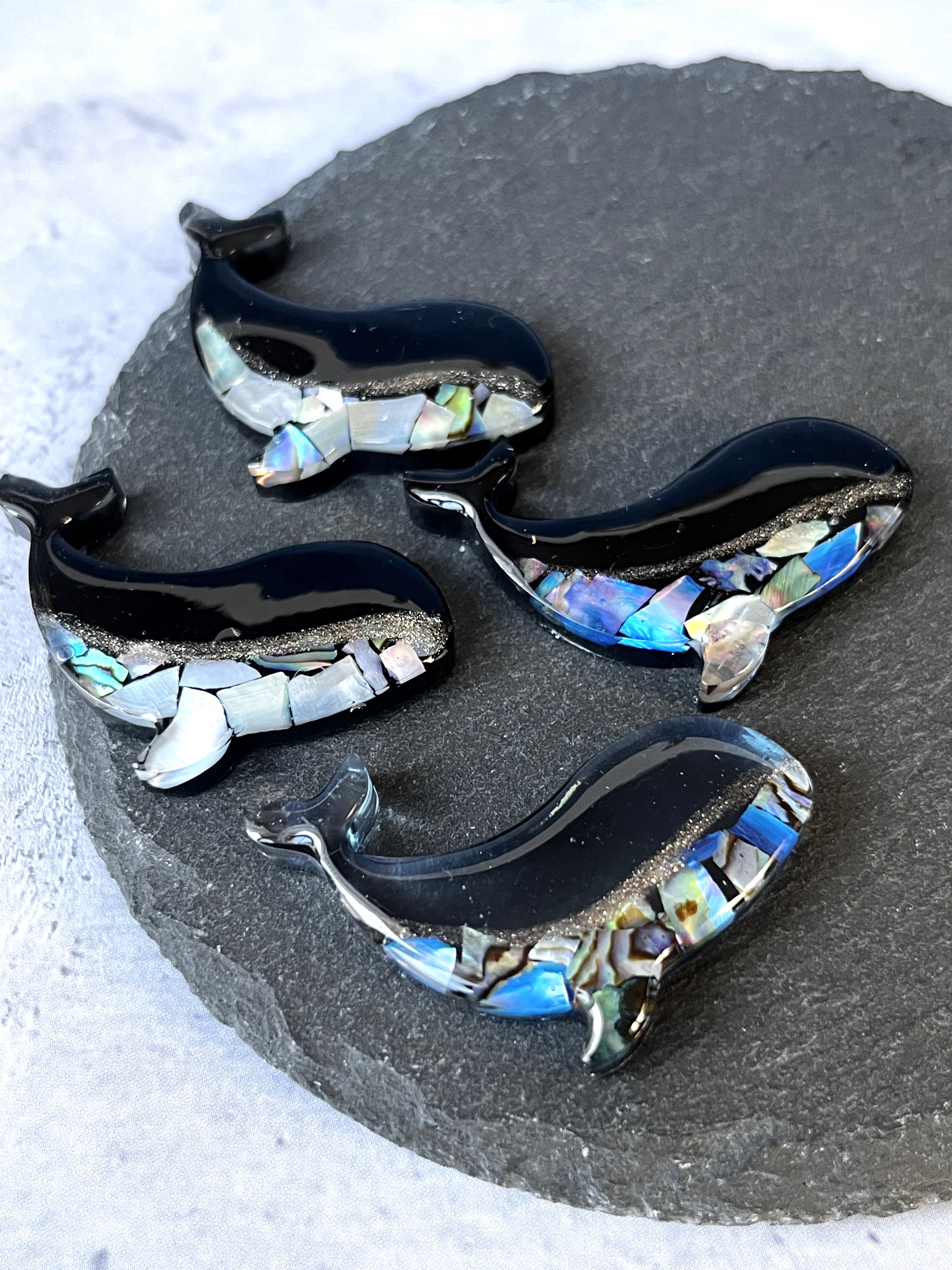 【vintage】鯨歯　ブローチと素材まとめ売り　ハンドメイドに！ vintage】鯨歯 ブローチと素材まとめ売り ハンドメイドに！