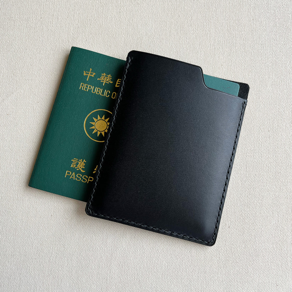 Bruxelles 城市系列極簡皮革護照夾護照套-石墨黑/ 海軍藍 /布朗尼/ 英國賽車綠 第11張的照片