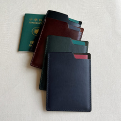 Bruxelles 城市系列極簡皮革護照夾護照套-石墨黑/ 海軍藍 /布朗尼/ 英國賽車綠 第3張的照片