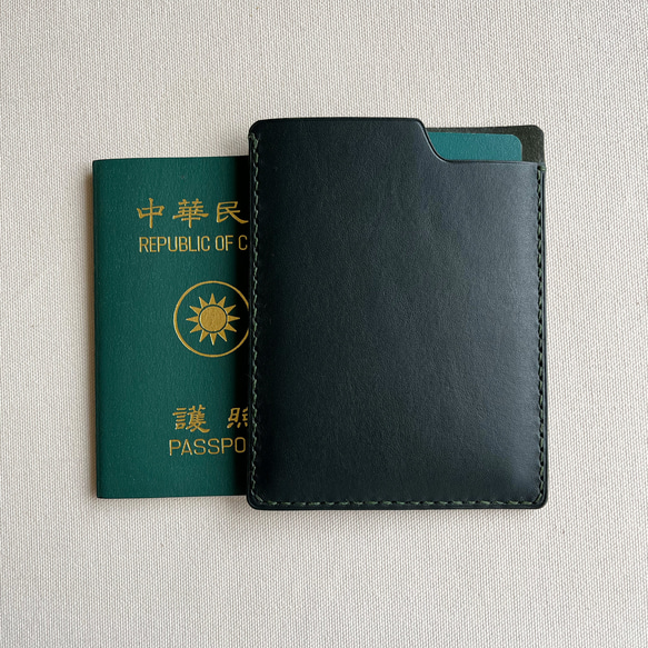 Bruxelles 城市系列極簡皮革護照夾護照套-石墨黑/ 海軍藍 /布朗尼/ 英國賽車綠 第14張的照片