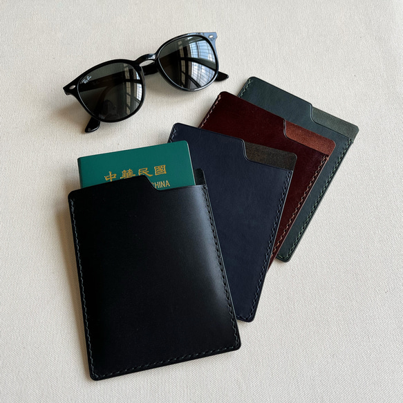 Bruxelles 城市系列極簡皮革護照夾護照套-石墨黑/ 海軍藍 /布朗尼/ 英國賽車綠 第1張的照片