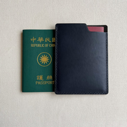 Bruxelles 城市系列極簡皮革護照夾護照套-石墨黑/ 海軍藍 /布朗尼/ 英國賽車綠 第12張的照片