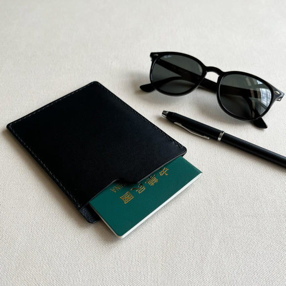Bruxelles 城市系列極簡皮革護照夾護照套-石墨黑/ 海軍藍 /布朗尼/ 英國賽車綠 第7張的照片