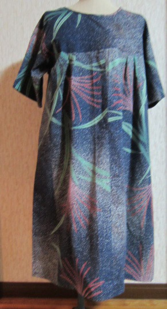 夏のホームドレス　着物リメイク浴衣地ワンピース（紺地にすすき）D 1枚目の画像