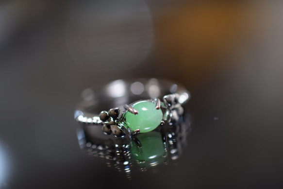 ARG23-147 美品 ミャンマー産 天然 薄緑 本翡翠 リング 指輪 フリーサイズ 金属アレルギー対応 蝶々 2枚目の画像