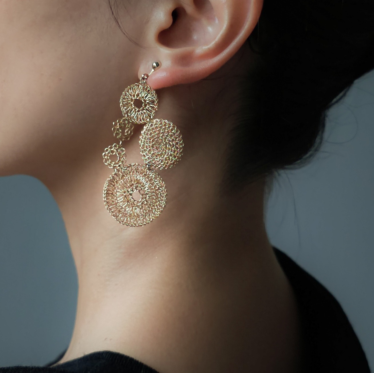 【特集掲載】小顔効果抜群！大ぶりデザイン × 驚きの軽さ 極細ワイヤーで編んだ5つの円を繋げたピアス／イヤリングGold