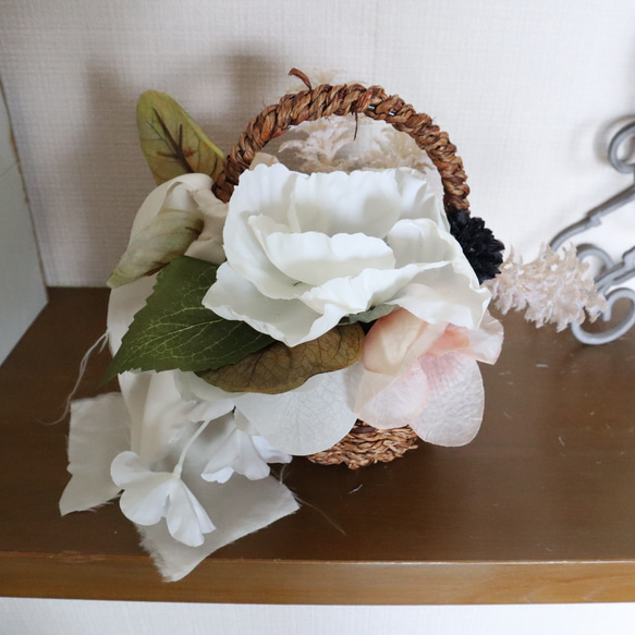 ホワイトのポピー雑貨風ミニアレンジ　お慰めの花としても（No.393-162） 1枚目の画像