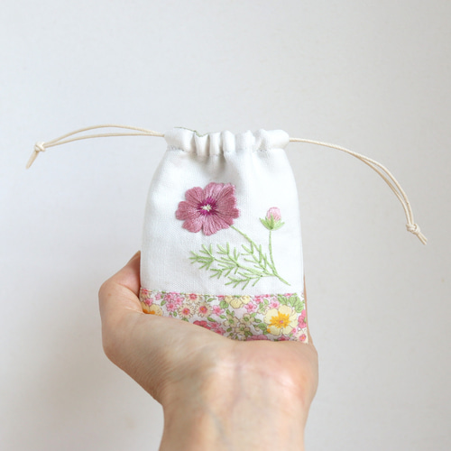 小さな刺繍のフラワー巾着（コスモス＃2） 巾着袋 Heart being