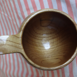 由禦倉島產的一整塊金色桑葚雕刻而成的咖啡杯。 第15張的照片
