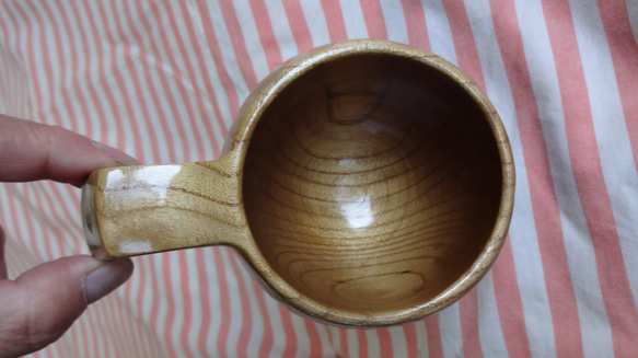 由禦倉島產的一整塊金色桑葚雕刻而成的咖啡杯。 第15張的照片