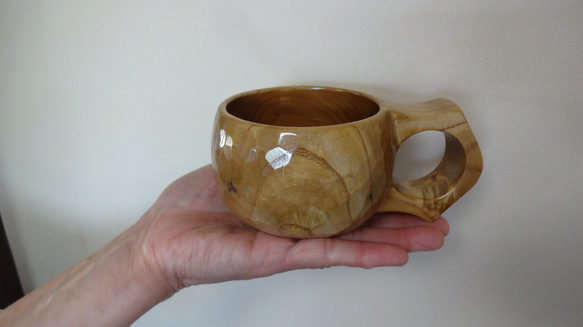 由禦倉島產的一整塊金色桑葚雕刻而成的咖啡杯。 第4張的照片