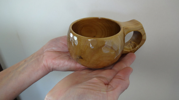 由禦倉島產的一整塊金色桑葚雕刻而成的咖啡杯。 第5張的照片