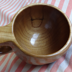 由禦倉島產的一整塊金色桑葚雕刻而成的咖啡杯。 第13張的照片
