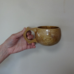 由禦倉島產的一整塊金色桑葚雕刻而成的咖啡杯。 第2張的照片