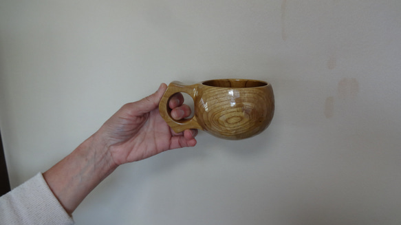 由禦倉島產的一整塊金色桑葚雕刻而成的咖啡杯。 第2張的照片