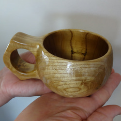 由禦倉島產的一整塊金色桑葚雕刻而成的咖啡杯。 第6張的照片