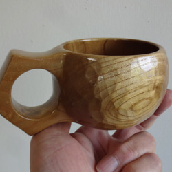 由禦倉島產的一整塊金色桑葚雕刻而成的咖啡杯。 第1張的照片