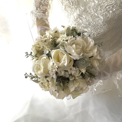 【新品】エレガントなクリームホワイトのブーケ　ブートニア付き ブートニア付き】ホワイトローズ&デンファレのブーケセット