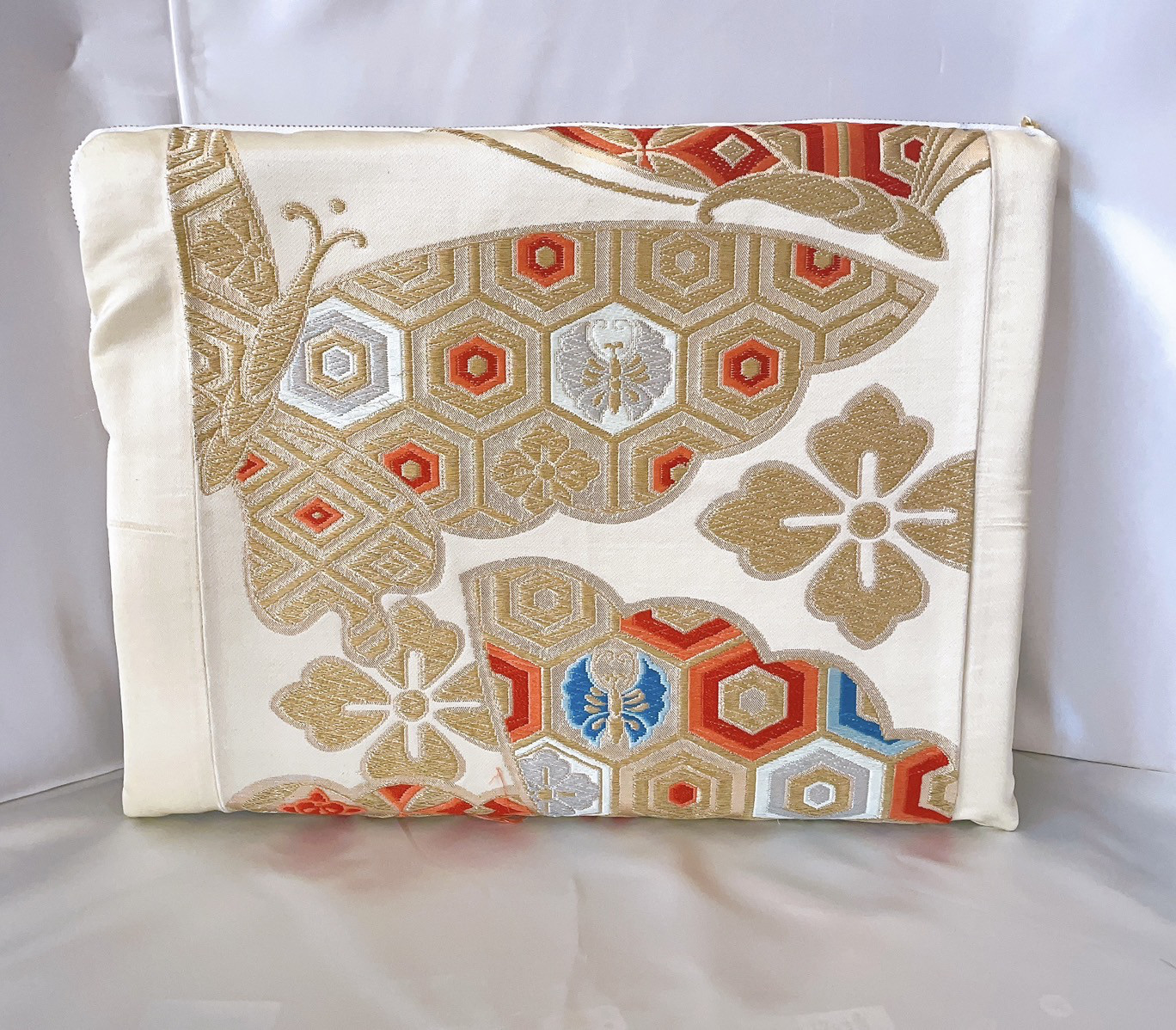 PCバッグ　13インチまでOK！　帯リメイク　白　金　蝶　亀甲　クラッチ　A4　バッグinバッグ