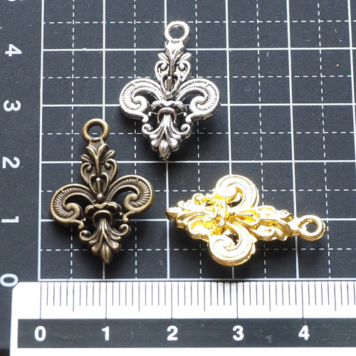 10個 フルール・ド・リス 百合 ペンダントチャーム 25×17×4mm