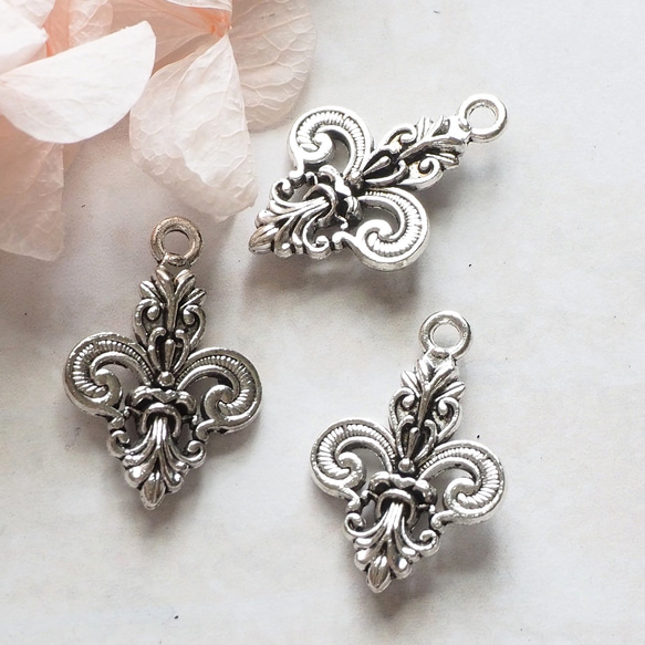 10個 フルール・ド・リス 百合 ペンダントチャーム 25×17×4mm