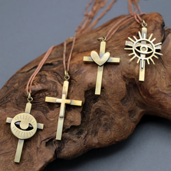 黃銅十字架 | 古董飾面 | 吊墜 | 含鏈條 | 閃亮的眼睛 | 心形 | 十字架 | 我在看著你 | 新月 | 斑點 第1張的照片