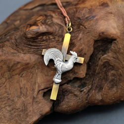 銀の鶏｜真鍮の十字架｜アンティーク調仕上｜英国のヴィンテージの銀器をペンダントにリメイク 1枚目の画像