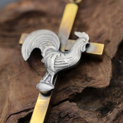 銀の鶏｜真鍮の十字架｜アンティーク調仕上｜英国のヴィンテージの銀器をペンダントにリメイク 2枚目の画像