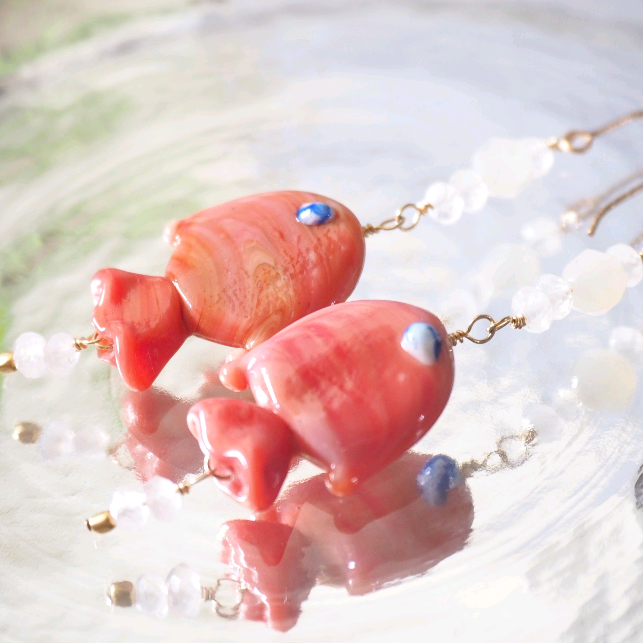 《金魚×ムーンストーンのピアス》