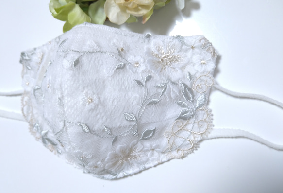【送料込み】 不織布マスクカバー  オフホワイトレース  花柄 ベージュ刺繍 肌に優しい 3枚目の画像