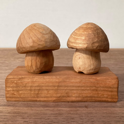 キノコの置物 木彫り 2体セット 台付き（素材：チェリー/メープル）（No.S2009） 3枚目の画像