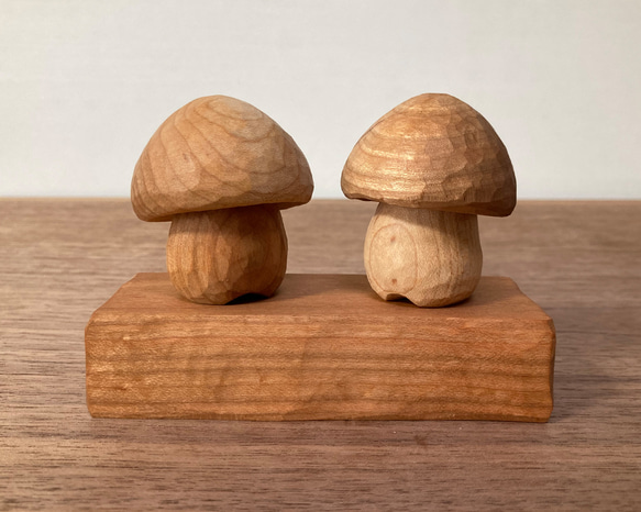 キノコの置物 木彫り 2体セット 台付き（素材：チェリー/メープル）（No.S2009） 3枚目の画像
