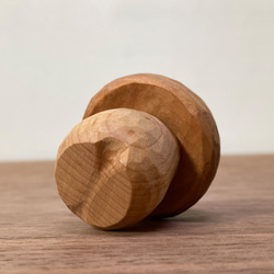 キノコの置物 木彫り 2体セット 台付き（素材：チェリー/メープル）（No.S2009） 11枚目の画像