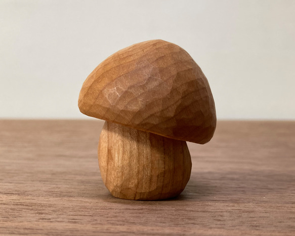 キノコの置物 木彫り 2体セット 台付き（素材：チェリー/メープル）（No.S2009） 13枚目の画像