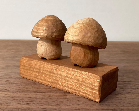 キノコの置物 木彫り 2体セット 台付き（素材：チェリー/メープル）（No.S2009） 4枚目の画像