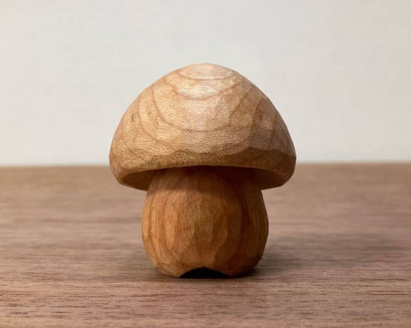 キノコの置物 木彫り 2体セット 台付き（素材：チェリー/メープル）（No.S2009） 12枚目の画像