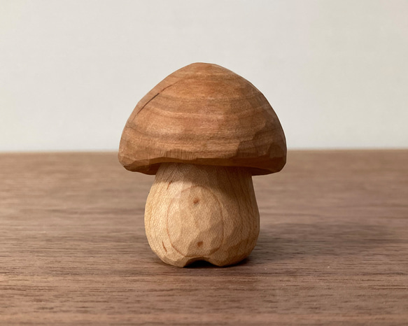 キノコの置物 木彫り 2体セット 台付き（素材：チェリー/メープル）（No.S2009） 6枚目の画像