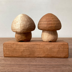 キノコの置物 木彫り 2体セット 台付き（素材：チェリー/メープル）（No.S2009） 2枚目の画像