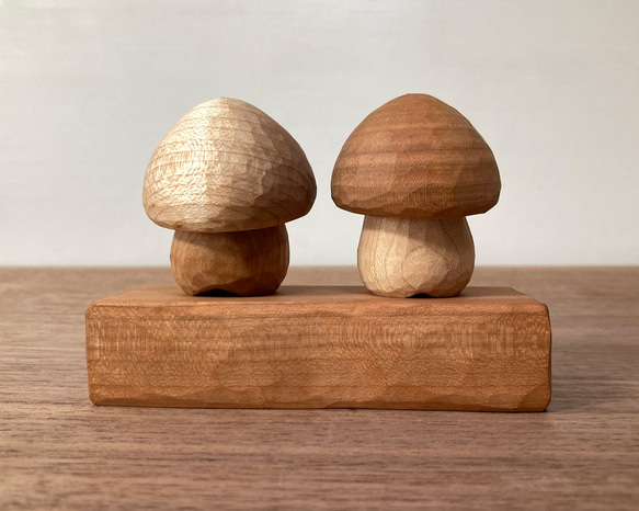 キノコの置物 木彫り 2体セット 台付き（素材：チェリー/メープル）（No.S2009） 2枚目の画像