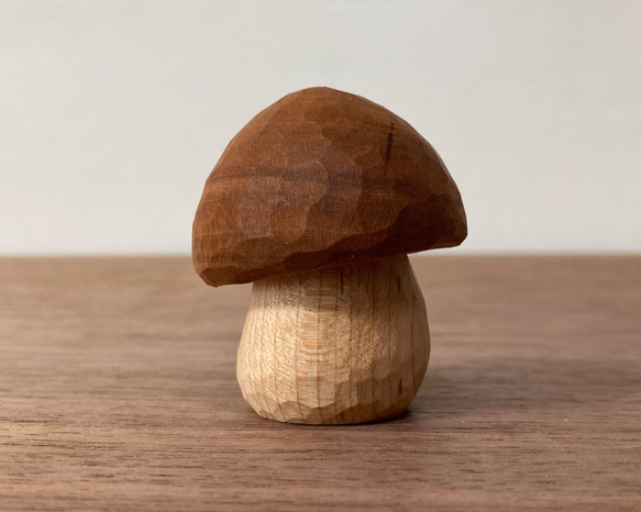 キノコの置物 木彫り 2体セット 台付き（素材：チェリー/メープル）（No.S2009） 9枚目の画像