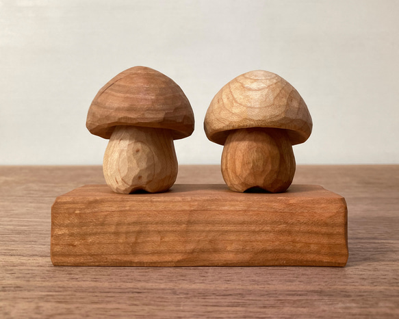 キノコの置物 木彫り 2体セット 台付き（素材：チェリー/メープル）（No.S2009） 1枚目の画像
