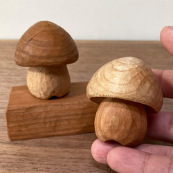 キノコの置物 木彫り 2体セット 台付き（素材：チェリー/メープル）（No.S2009） 5枚目の画像