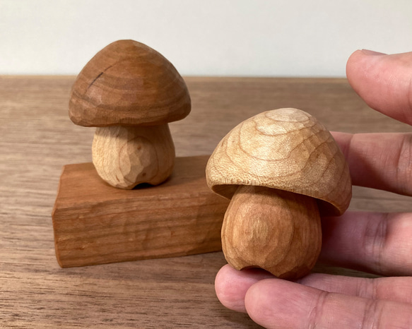 キノコの置物 木彫り 2体セット 台付き（素材：チェリー/メープル）（No.S2009） 5枚目の画像