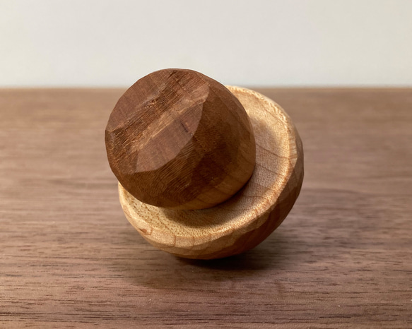 キノコの置物 木彫り 2体セット 台付き（素材：チェリー/メープル）（No.S2009） 17枚目の画像