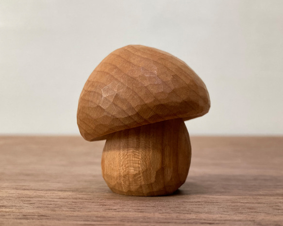 キノコの置物 木彫り 2体セット 台付き（素材：チェリー/メープル）（No.S2009） 15枚目の画像