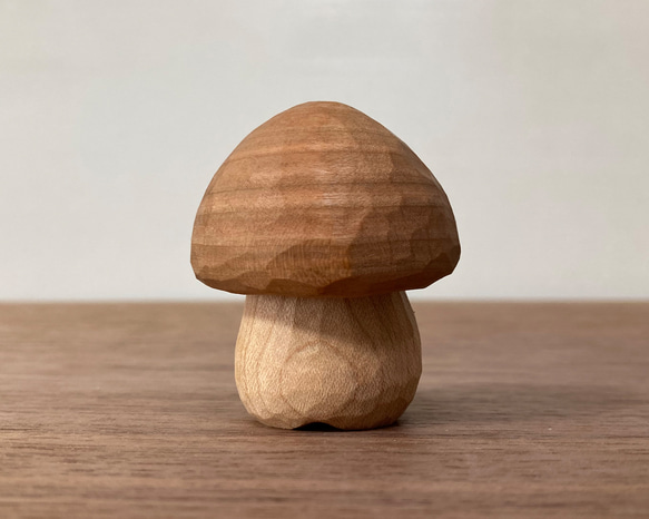 キノコの置物 木彫り 2体セット 台付き（素材：チェリー/メープル）（No.S2009） 8枚目の画像