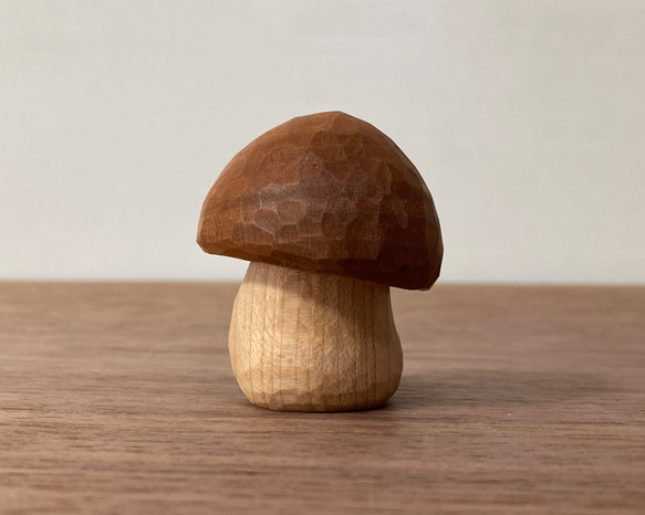 キノコの置物 木彫り 2体セット 台付き（素材：チェリー/メープル）（No.S2009） 7枚目の画像