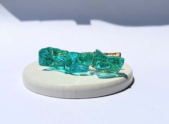 エメラルドグリーンの氷のヘアクリップ / レジン / 水 2枚目の画像